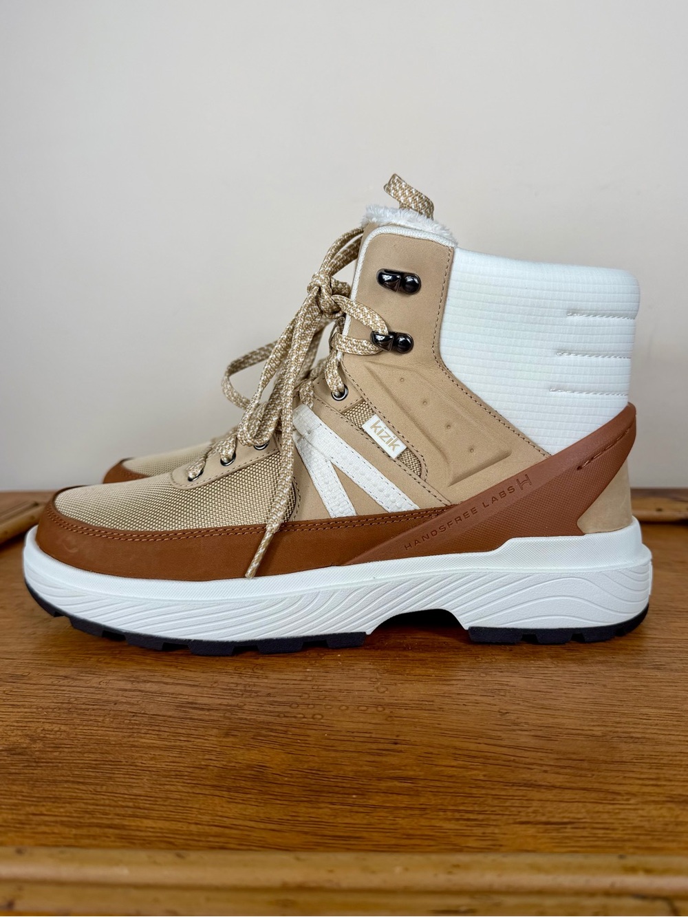 NEW Kizik Women’s Sierra Boot Size 9.5 Latte